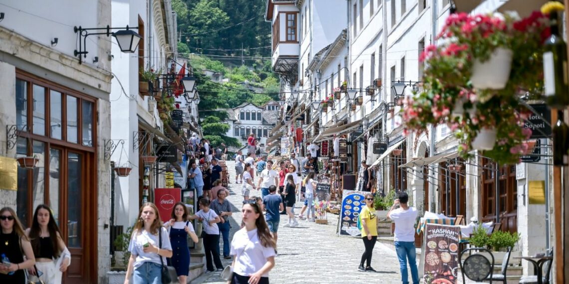 Po hyjnë aq sa po dalin, bilanci i turizmit në 5 muajt e parë