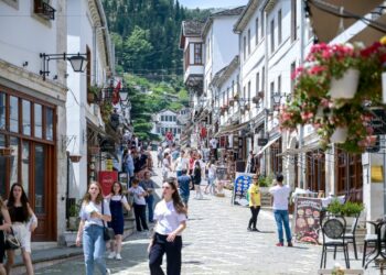 Po hyjnë aq sa po dalin, bilanci i turizmit në 5 muajt e parë