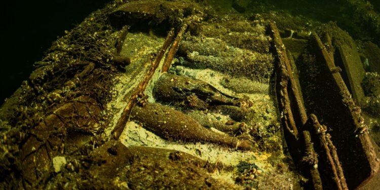 Zbulimi i pazakontë, zhytësit gjejnë anijen e shek.XIX të mbushur me shishe shampanjë të pahapur dhe ujë mineral