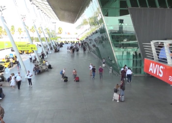 “Fluturojnë” biletat e avionëve në gusht, arrijnë edhe mbi 200 euro për një drejtim