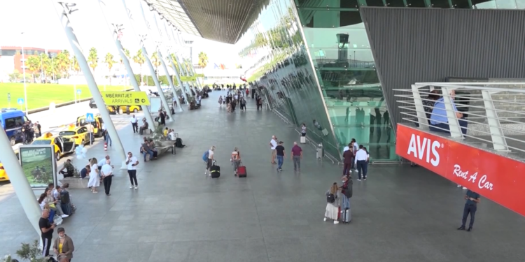 “Fluturojnë” biletat e avionëve në gusht, arrijnë edhe mbi 200 euro për një drejtim