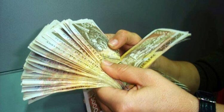 Rritet ndjeshëm paraja jashtë bankave, 390 mld lekë jashtë kontrollit zyrtar