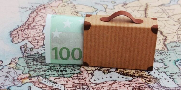 Emigrantët rrisin dërgesat në atdhe, arrijnë në mesatarisht 2 mijë euro për familje