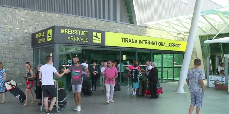 Çdo 1 orë largohen 6 shqiptarë, jo më emigrim i përkohshëm. Shqiptarët po largohen përgjithmonë