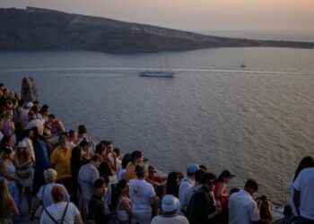 Dyndje nga turistët, grekët kërkojnë një kufi për numrin e vizitorëve