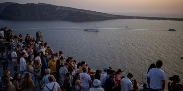 Dyndje nga turistët, grekët kërkojnë një kufi për numrin e vizitorëve