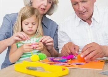 Suedi: Gjyshërit do të paguhen për të mbajtur nipërit dhe mbesat