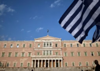 Tkurrja e popullsisë, qeveria greke vendos të shtojë orët e punës