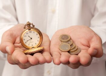 Më të lumtur ata që kanë para apo kohë?