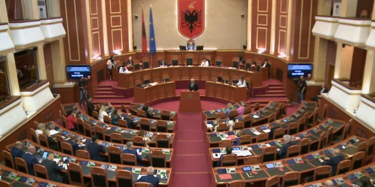 Sot seancë e jashtëzakonshme në Kuvend, votohet kryetarja e re dhe ndryshimet në qeveri