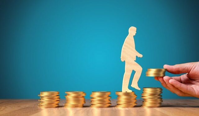 Pagat e punonjësve të bashkive do të rriten nga 20 deri në 40%