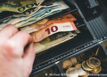 Mund të paguash taksinë e berberin, euro po përdoret po aq sa leku