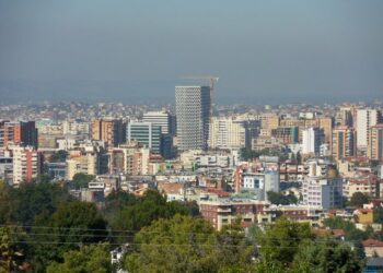 Agjentët e tregut: Vonesa e rivlerësimit po bllokon tregun, të ardhurat nga shitja e banesave të para të përjashtohen nga tatimi