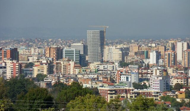 Agjentët e tregut: Vonesa e rivlerësimit po bllokon tregun, të ardhurat nga shitja e banesave të para të përjashtohen nga tatimi