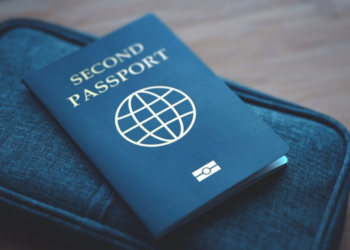 Kush hoqi dorë nga shtetësia shqiptare? Mbi 800 persona, dominojnë femrat dhe moshat e reja