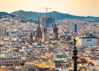 Barcelona vendos taksa për të frenuar turistët