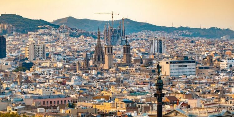 Barcelona vendos taksa për të frenuar turistët