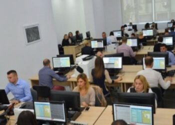 Qeveria miraton orarin fleksibël të administratës publike