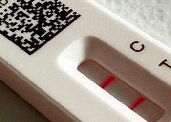 OBSH paralajmëron: COVID ende ‘shumë me ne’ me 20%. Rastet po rriten globalisht