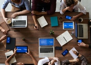 Vetëm 30% e emigrantëve të arsimuar shqiptarë punojnë në profesionet e tyre, nga nivelet më të ulëta në botë