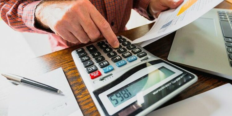 Profesionistët e lirë duan paratë mbrapsht. Kushtetuesja shfuqizoi tatimin, por ende nuk janë kthyer këstet e paguara