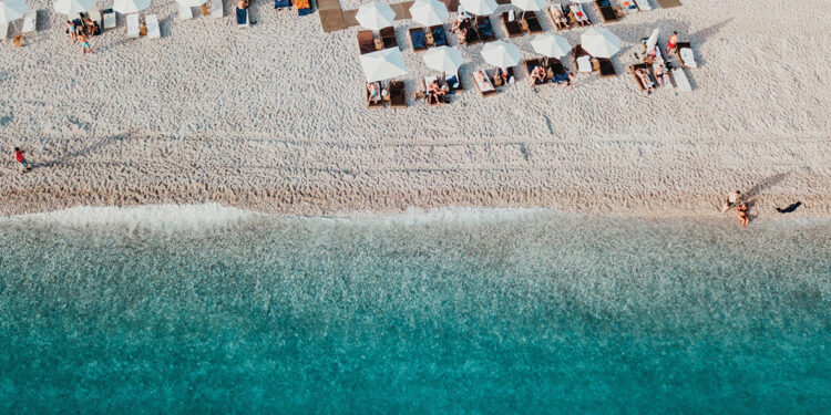 Sondazhi, pushime të lira, 43% e të anketuarve nuk parashikojnë më shumë se 50 euro shpenzime ditore për person