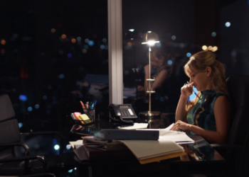 Nëse shefi ju detyron të punoni deri vonë, jepni dorëheqje