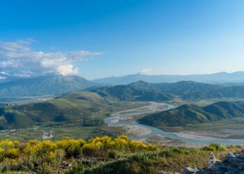 Udhëtim në kufirin e fundit të egër të Europës për të përjetuar aventura dhe për të shpëtuar nga turmat