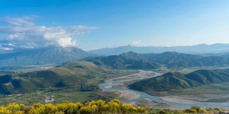 Udhëtim në kufirin e fundit të egër të Europës për të përjetuar aventura dhe për të shpëtuar nga turmat