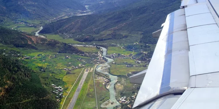 Aeroporti ndërkombëtar ku vetëm 50 pilotë në botë mund të ulin avionët