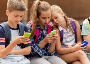 Jo më celularë nëpër shkolla, Franca teston ndalimin e smartphone-it në 200 gjimnaze