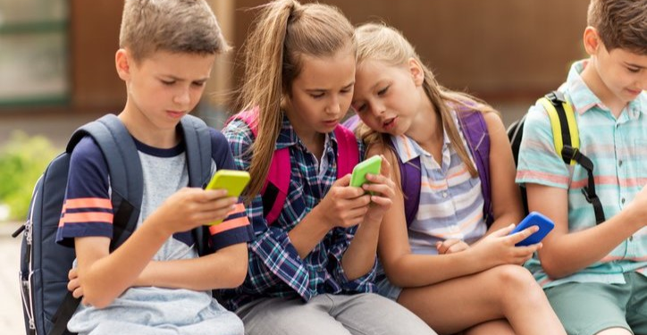 Jo më celularë nëpër shkolla, Franca teston ndalimin e smartphone-it në 200 gjimnaze