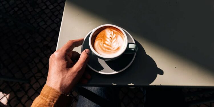 Studim i ri: Kafja mund të ketë përfitime që shkojnë përtej një filxhani në mëngjes