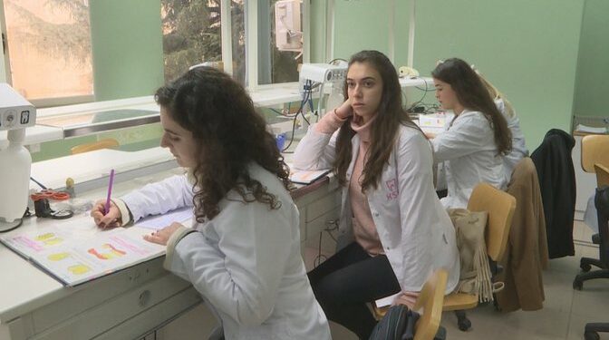 Tre vite punë në Shqipëri pas diplomimit, miratohen ndryshimet në ligjin për studentët e Mjekësisë