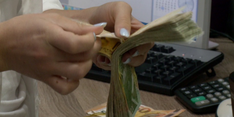 Qeveria kufizon pagesat cash, vendoset tavani 750 euro