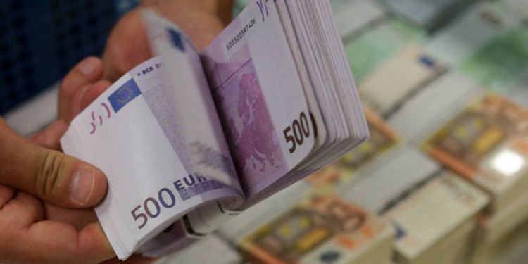 Rekordi i remitancave, emigrantët sollën gjysmë miliard euro pranë familjeve