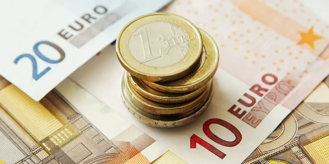 Kursi i këmbimit në pikiatë, euro zbret në 98.7 lekë. Në rënie dhe monedhat e tjera