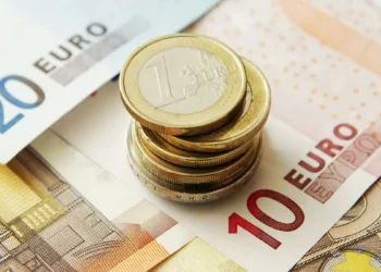 Kursi i këmbimit në pikiatë, euro zbret në 98.7 lekë. Në rënie dhe monedhat e tjera