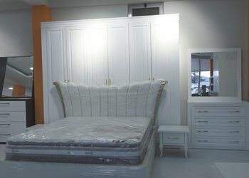 Shqiptarët dynden për mobilie, “bumi” i ndërtimit i ka dhënë hov punishteve të drurit