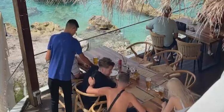 Qeveria pranon kërkesën e biznesit. Ja si do të subvencionohen punonjësit në turizëm