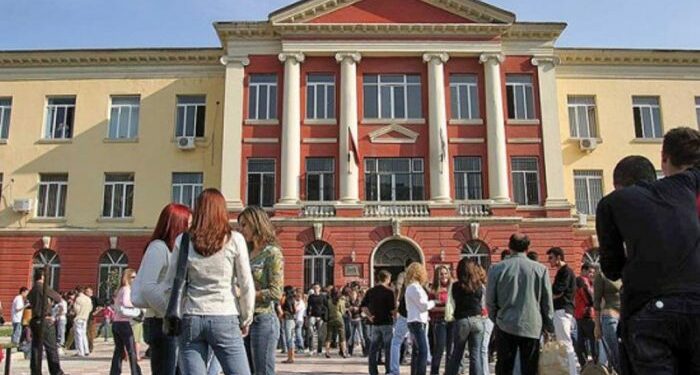 Nis sot shkolla, më pak studentë në auditore