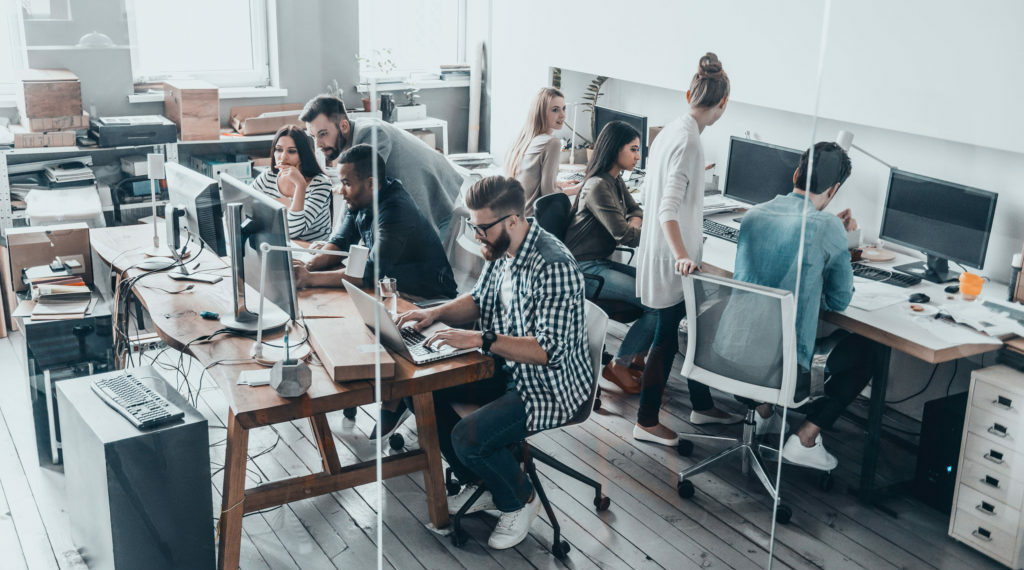 4 arsye pse punonjësit duhet të punojnë së bashku në të njëjtën zyrë