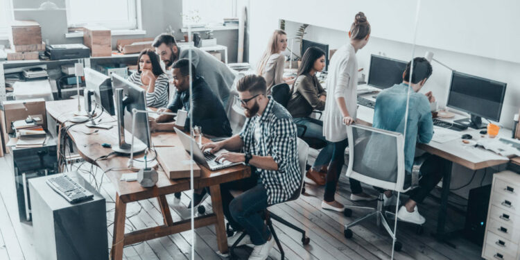 4 arsye pse punonjësit duhet të punojnë së bashku në të njëjtën zyrë