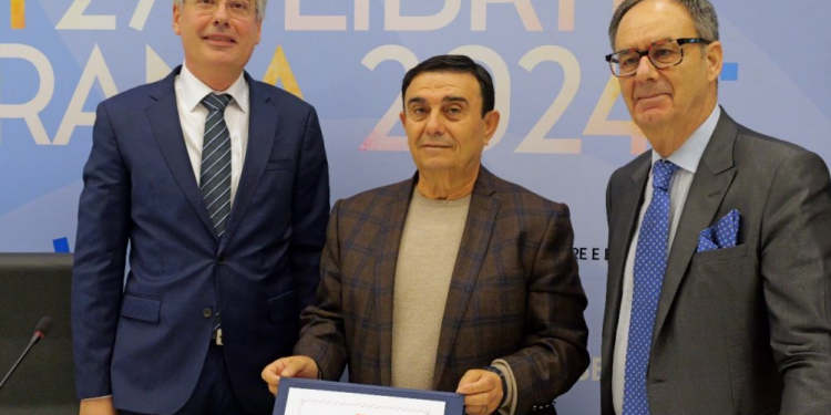 Presidenti i Universitetit Mesdhetar të Shqipërisë vlerësohet me çmimin e karrierës në panairin e librit