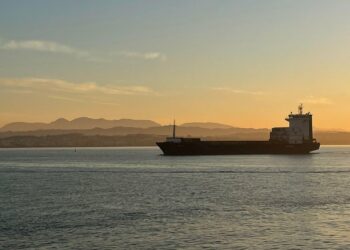 Debate të forta në Komision për rikthimin e mbetjeve në Durrës