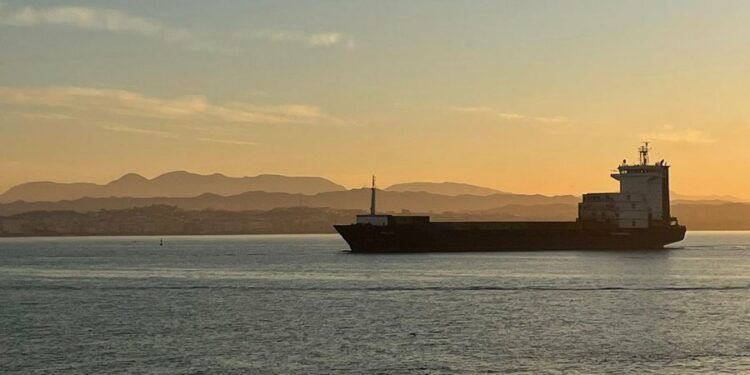 Debate të forta në Komision për rikthimin e mbetjeve në Durrës