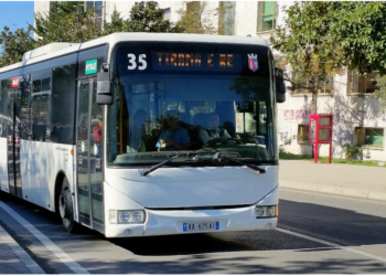 Vendimi i Bashkisë së Tiranës: Pensionistët udhëtim falas në urbanë, nuk rritet çmimi për të tjerët