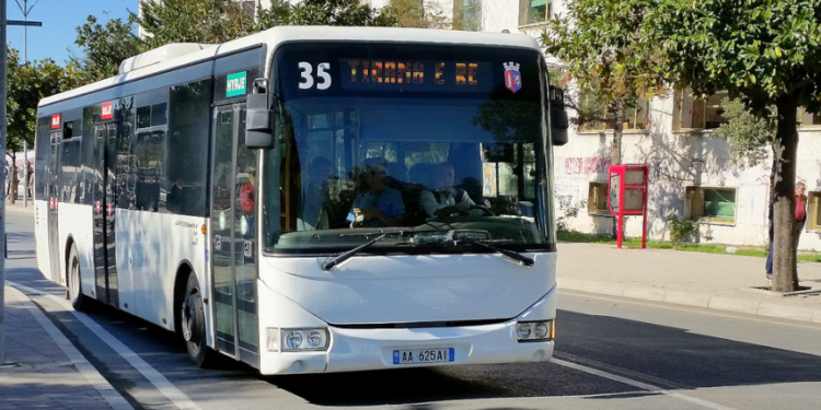 Vendimi i Bashkisë së Tiranës: Pensionistët udhëtim falas në urbanë, nuk rritet çmimi për të tjerët