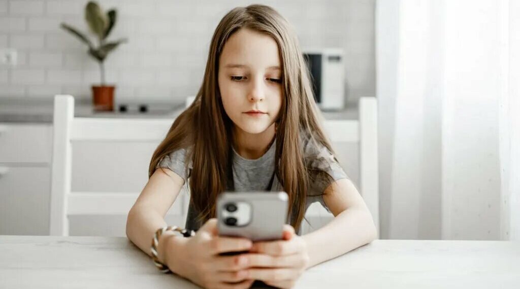 Australia planifikon ndalimin e mediave sociale për moshat nën 16 vjeç