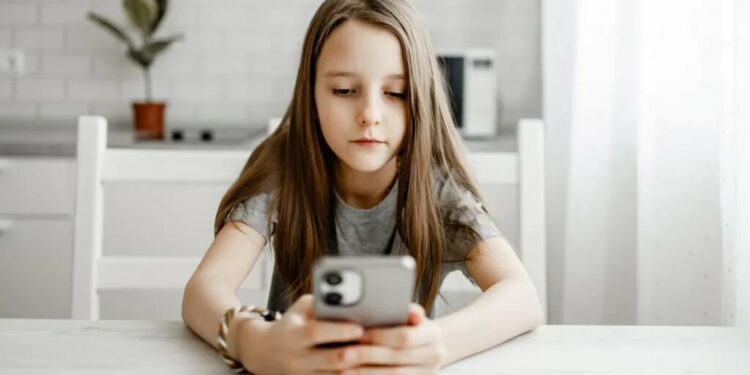 Australia planifikon ndalimin e mediave sociale për moshat nën 16 vjeç